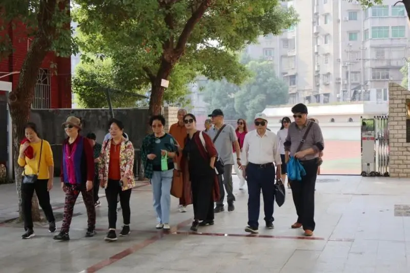 爱在金秋,情暖重阳——湘潭市第一中举行退休教师重阳节庆祝活动 爱在金秋,情暖重阳——湘潭市第一中举行退休教师重阳节庆祝活动