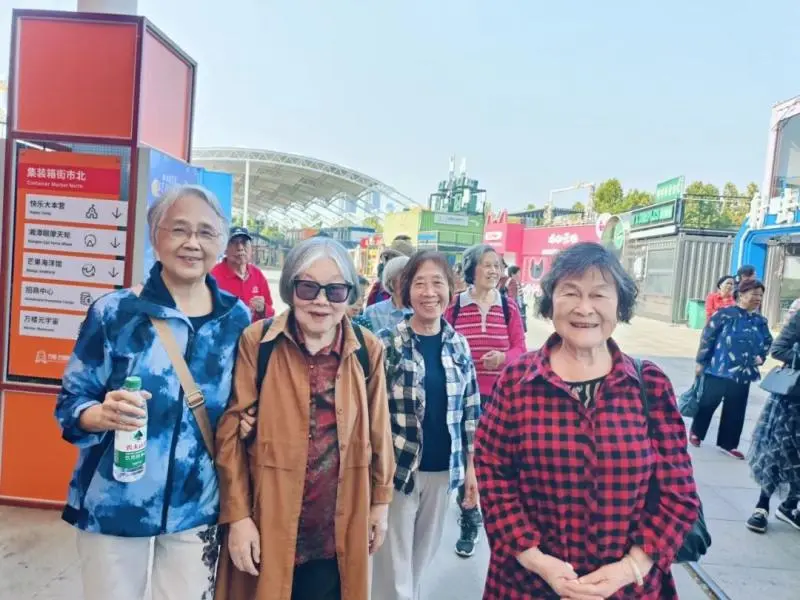 爱在金秋,情暖重阳——湘潭市第一中举行退休教师重阳节庆祝活动 爱在金秋,情暖重阳——湘潭市第一中举行退休教师重阳节庆祝活动