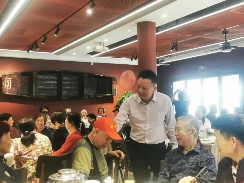 爱在金秋,情暖重阳——湘潭市第一中举行退休教师重阳节庆祝活动 爱在金秋,情暖重阳——湘潭市第一中举行退休教师重阳节庆祝活动