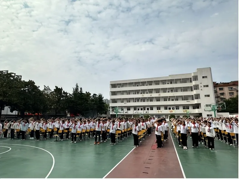 “红领巾 爱祖国”主题队课暨湘潭市第十六中学七年级少先队建队仪式