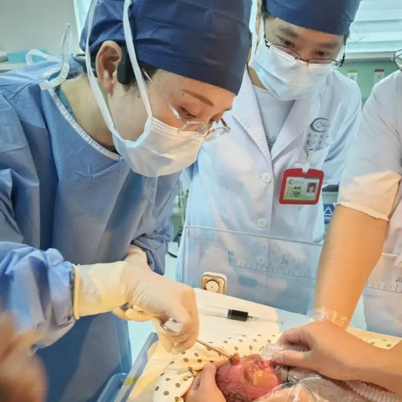【中心医院·医者红】厉害了!他们居然在早产儿宝宝眼睛上“打针”! 【中心医院·医者红】厉害了!他们居然在早产儿宝宝眼睛上“打针”!