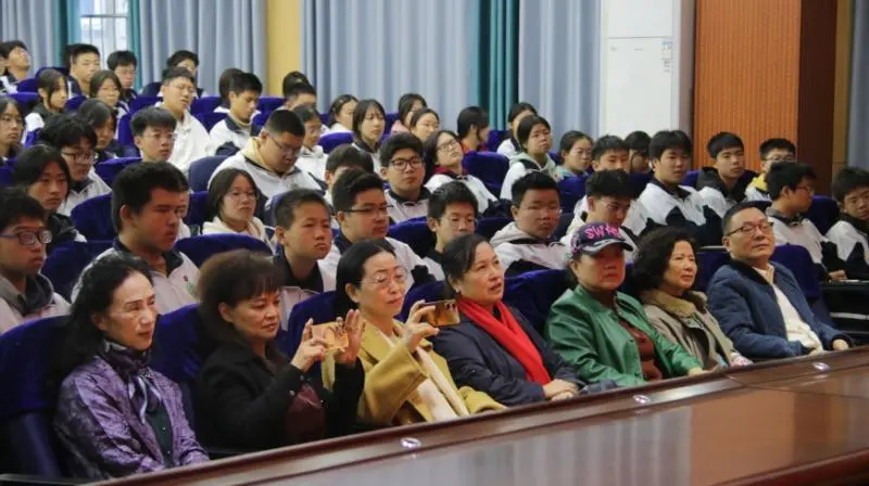 科学之光照亮求知之路 ——湘机中学举办优秀校友回访母校座谈会 科学之光照亮求知之路 ——湘机中学举办优秀校友回访母校座谈会