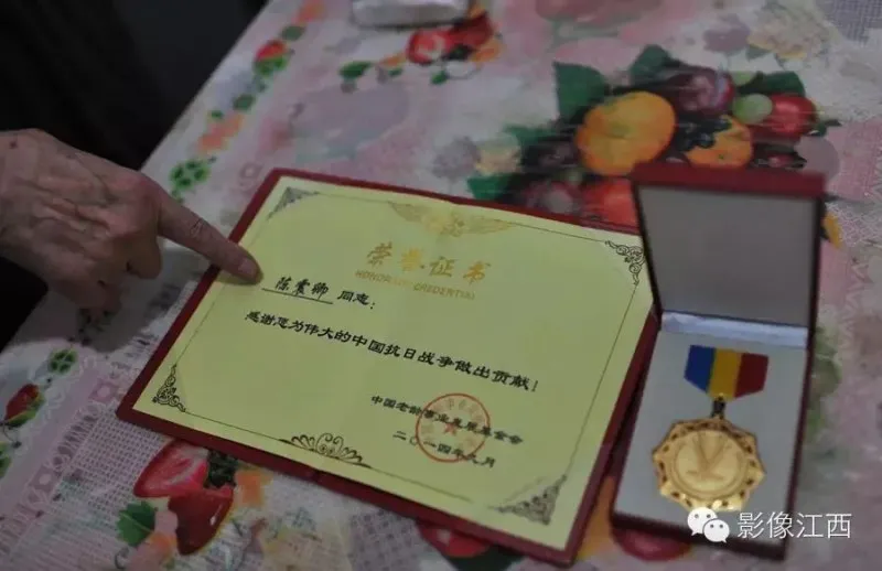 不忘峥嵘岁月, 致敬抗战老兵!天同医养院里安享晚年的老英雄陈震卿 不忘峥嵘岁月, 致敬抗战老兵!天同医养院里安享晚年的老英雄陈震卿