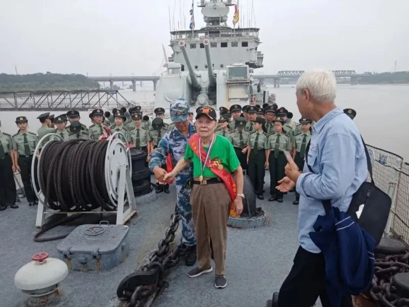 不忘峥嵘岁月, 致敬抗战老兵!天同医养院里安享晚年的老英雄陈震卿 不忘峥嵘岁月, 致敬抗战老兵!天同医养院里安享晚年的老英雄陈震卿