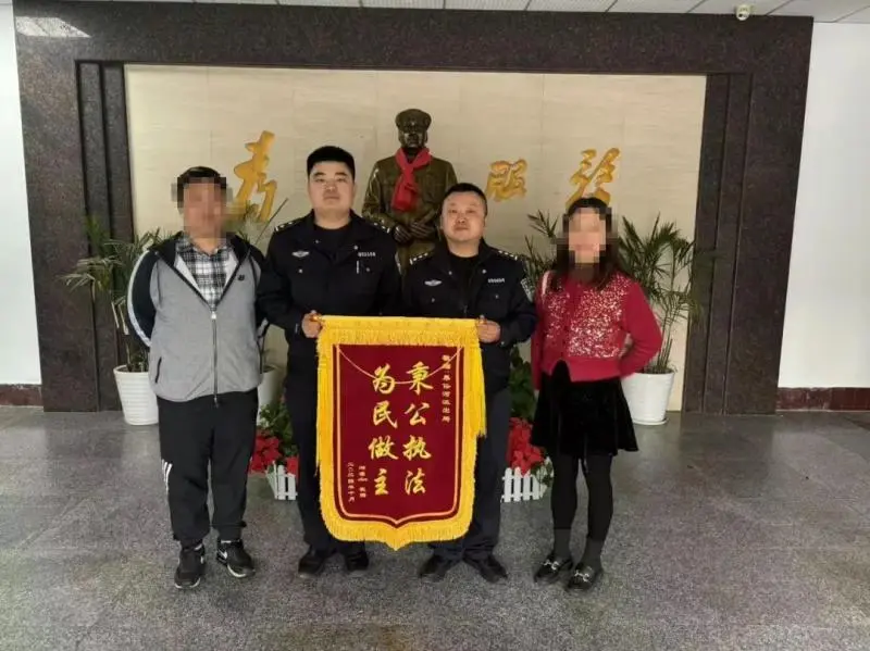 因新品上市,俩手机商户起冲突,民警化解获锦旗 因新品上市,俩手机商户起冲突,民警化解获锦旗