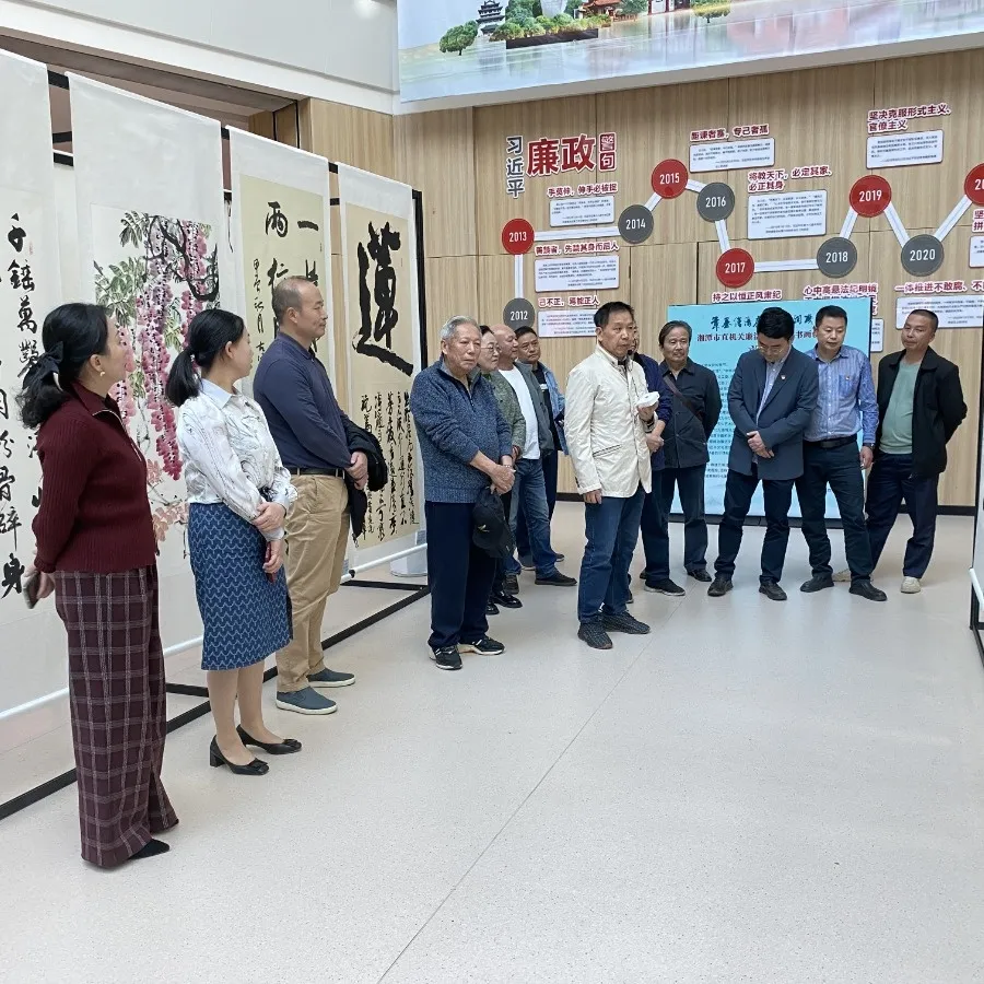 湘潭市住建局组织参观“笔墨绘清廉·清风润机关”廉洁文化诗联书画创作展 湘潭市住建局组织参观“笔墨绘清廉·清风润机关”廉洁文化诗联书画创作展