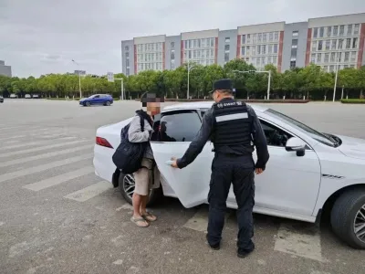 外籍游客兑换人民币遇困难 特警热心帮忙疏解获感谢