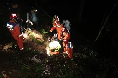 云南镇沅:夜间驾车不慎翻下山沟人员受困 消防紧急救助