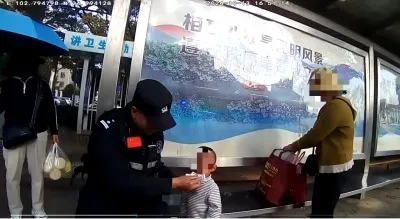 姐姐带弟弟致3岁弟弟走失 特警暖心帮助寻找家人