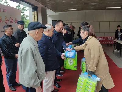 送米、送油、发鸡腿......官渡区多个社区开展重阳节活动