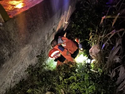 大理漾濞:六旬老人不慎跌落桥墩下 消防员脱下救援服为其避雨暖心救援