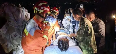 货车侧翻司机被困 大理宾川消防紧急救援