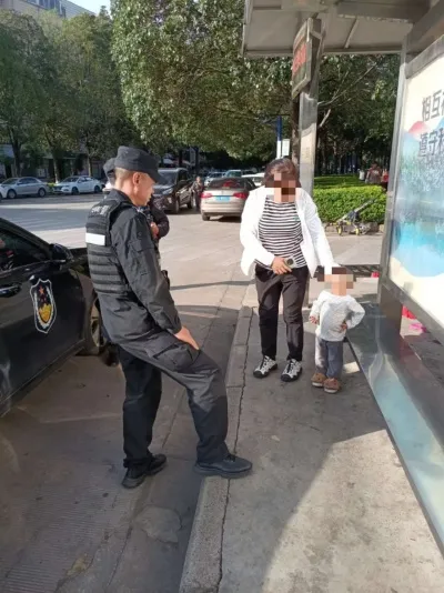 姐姐带弟弟致3岁弟弟走失 特警暖心帮助寻找家人