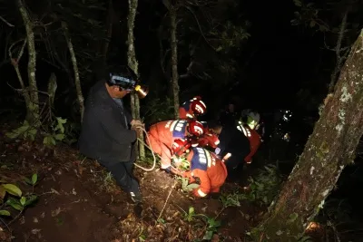 云南镇沅:夜间驾车不慎翻下山沟人员受困 消防紧急救助