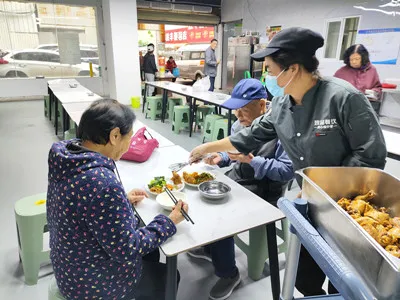 送米、送油、发鸡腿......官渡区多个社区开展重阳节活动