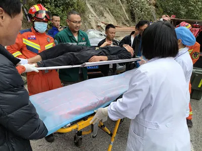 突发车祸人员被困 丽江消防紧急救援