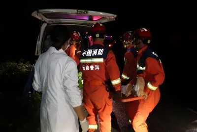 云南镇沅:夜间驾车不慎翻下山沟人员受困 消防紧急救助