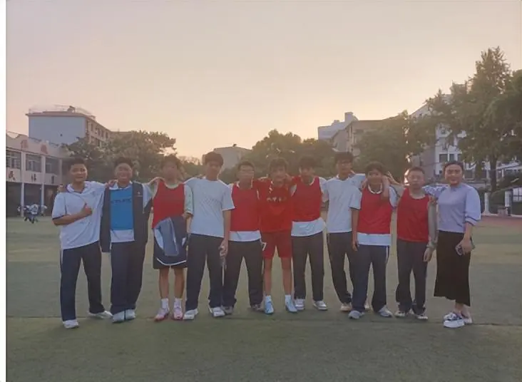 绿茵逐梦，“足”够精彩——湘潭市第二中学2024年“新群杯”校园班级足球联赛