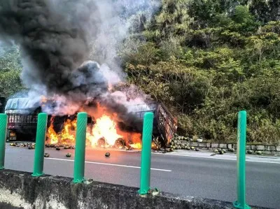 云南大理漾濞:杭瑞高速满载32吨西瓜货车起火,消防快速出警处置