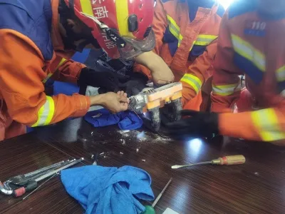 云南楚雄禄丰:工人手卡刨墙机 消防员破拆解救