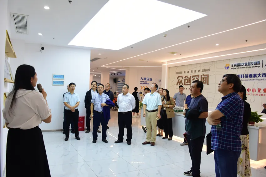校地合作促发展！湘潭大学考察团来雨湖高新区考察调研
