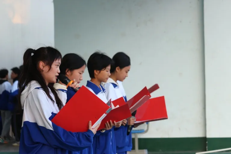聚焦“反欺凌” 携手共创和谐校园 ——湘机中学举行"防欺凌"主题升旗仪式 聚焦“反欺凌” 携手共创和谐校园 ——湘机中学举行"防欺凌"主题升旗仪式
