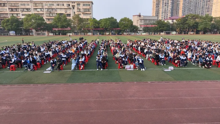 表彰促笃学 蓄势夺高分 ——湘机中学召开高三年级三模成绩总结表彰会 表彰促笃学 蓄势夺高分 ——湘机中学召开高三年级三模成绩总结表彰会