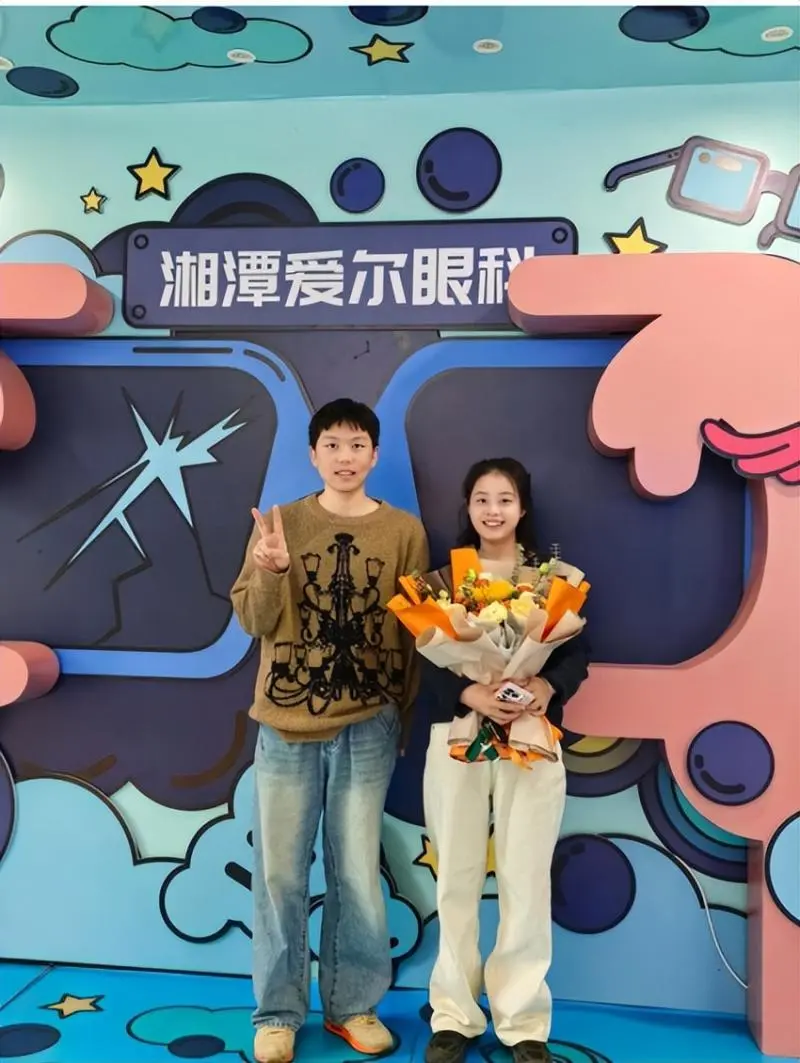 高度近视小伙生日摘镜 迎接全新的自己 高度近视小伙生日摘镜 迎接全新的自己