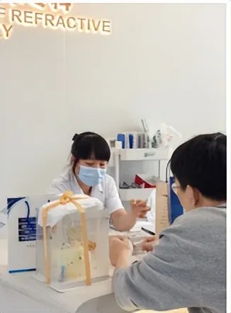 高度近视小伙生日摘镜 迎接全新的自己 高度近视小伙生日摘镜 迎接全新的自己