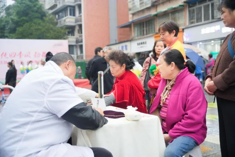 成都银行科华北路支行携手郭家桥社区共绘感恩文化新画卷