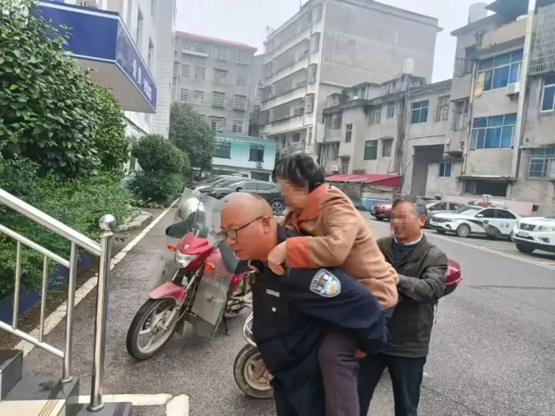 这一背,很暖心 这一背,很暖心