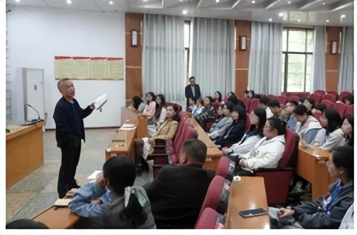 青春之花绽讲台,实习教师展风采 ——湖南科技大学人文学院实习队汇报课活动 青春之花绽讲台,实习教师展风采 ——湖南科技大学人文学院实习队汇报课活动