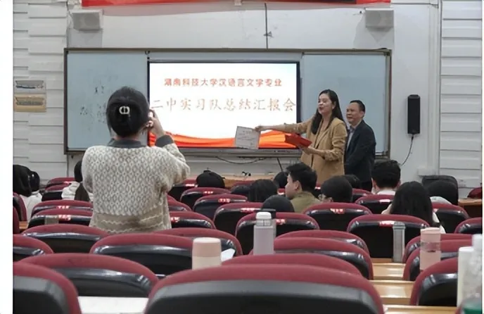 青春之花绽讲台,实习教师展风采 ——湖南科技大学人文学院实习队汇报课活动 青春之花绽讲台,实习教师展风采 ——湖南科技大学人文学院实习队汇报课活动