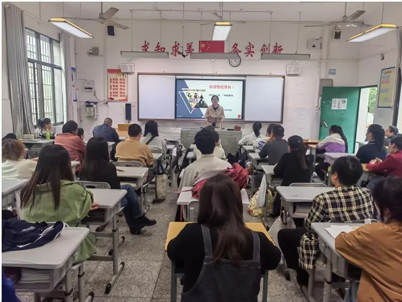 家校共育，陪伴花开 ——湘潭市二中初二年级召开家长会