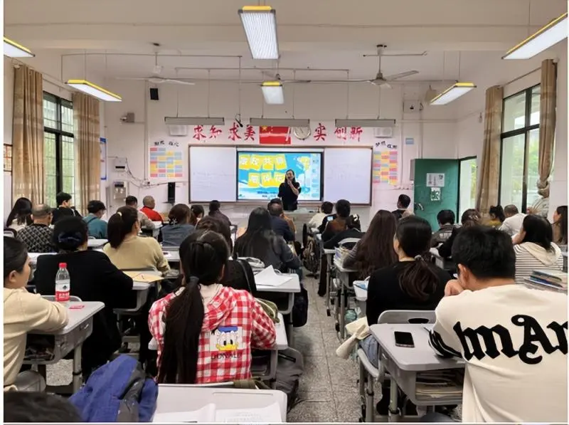 家校共育，陪伴花开 ——湘潭市二中初二年级召开家长会