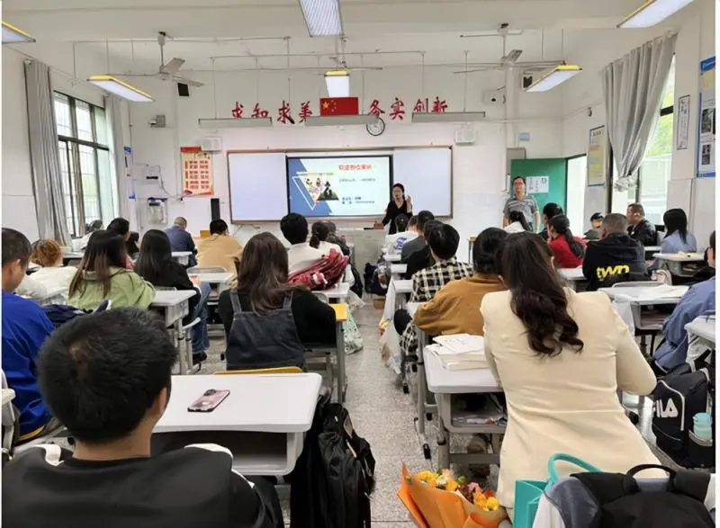 家校共育，陪伴花开 ——湘潭市二中初二年级召开家长会