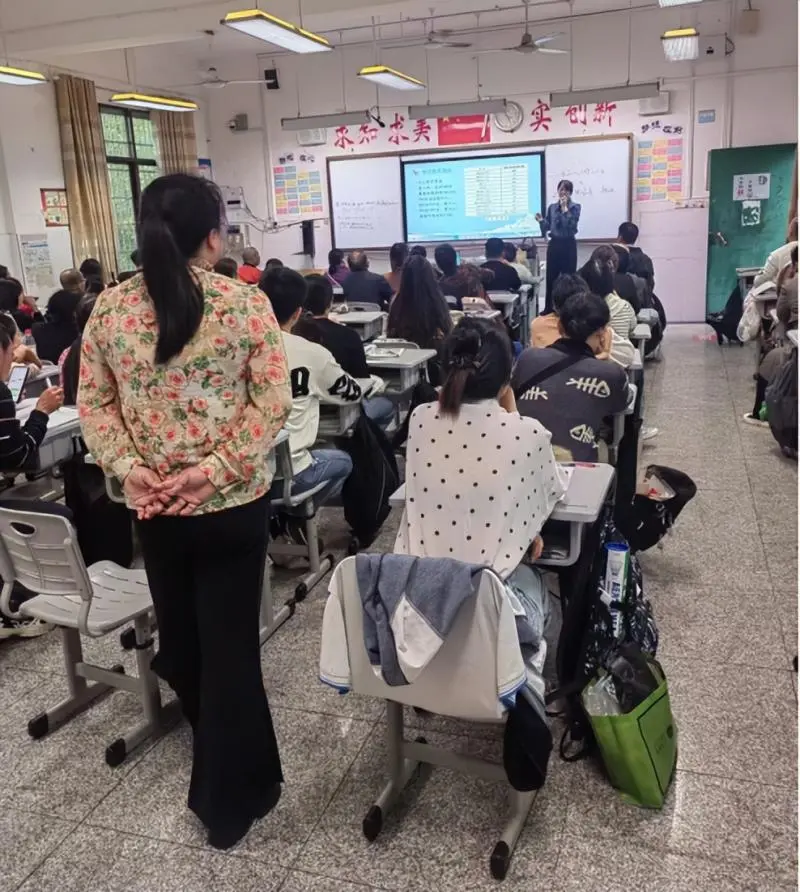 家校共育，陪伴花开 ——湘潭市二中初二年级召开家长会