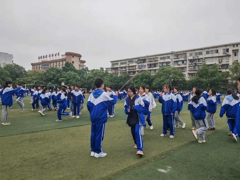 青春燃烧梦想 体育筑牢筋骨 ——湘机中学2024年体育节顺利闭幕 青春燃烧梦想 体育筑牢筋骨 ——湘机中学2024年体育节顺利闭幕