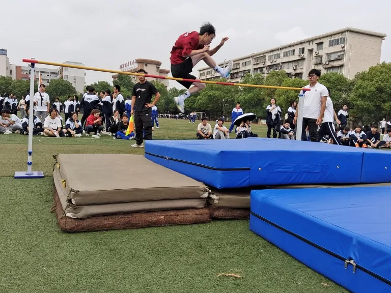 青春燃烧梦想 体育筑牢筋骨 ——湘机中学2024年体育节顺利闭幕 青春燃烧梦想 体育筑牢筋骨 ——湘机中学2024年体育节顺利闭幕