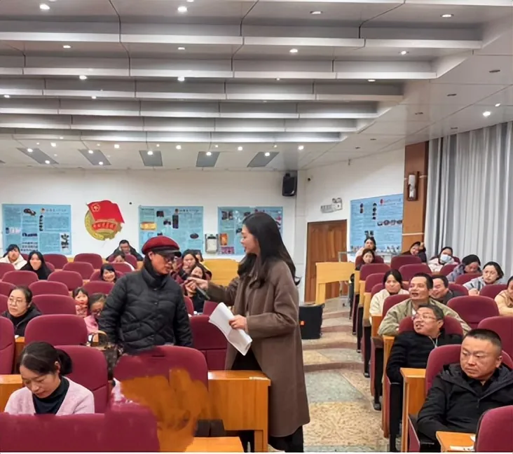 从“心”出发 共育花开 ——“二中有约”家长沙龙暨湘潭市二中家长学校活动 从“心”出发 共育花开 ——“二中有约”家长沙龙暨湘潭市二中家长学校活动