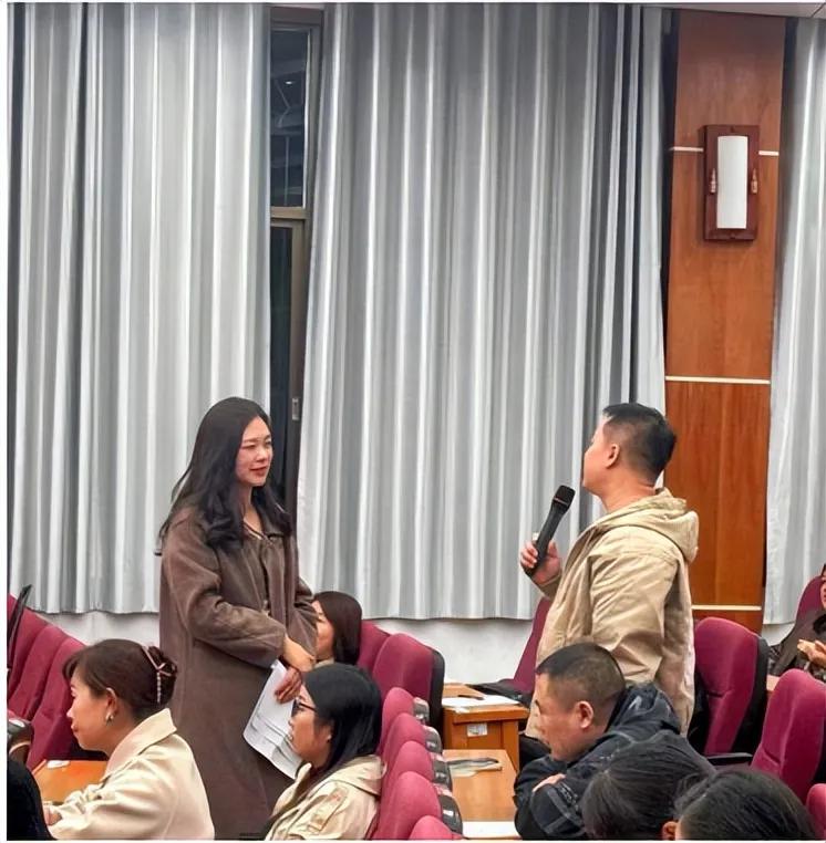 从“心”出发 共育花开 ——“二中有约”家长沙龙暨湘潭市二中家长学校活动 从“心”出发 共育花开 ——“二中有约”家长沙龙暨湘潭市二中家长学校活动