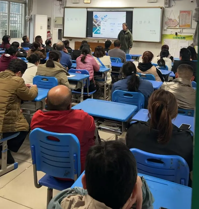 家校携手共筑成长桥梁 ——湘机中学举办初二年级学生家长会 家校携手共筑成长桥梁 ——湘机中学举办初二年级学生家长会