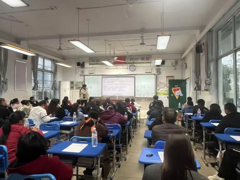 家校携手共筑成长桥梁 ——湘机中学举办初二年级学生家长会 家校携手共筑成长桥梁 ——湘机中学举办初二年级学生家长会