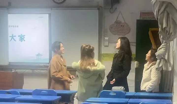 家校携手共筑成长桥梁 ——湘机中学举办初二年级学生家长会 家校携手共筑成长桥梁 ——湘机中学举办初二年级学生家长会