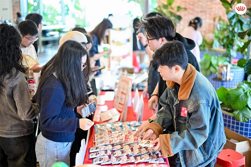携宠上班,双向治愈:皇家携手小红书延续职场宠物友好 携宠上班,双向治愈:皇家携手小红书延续职场宠物友好