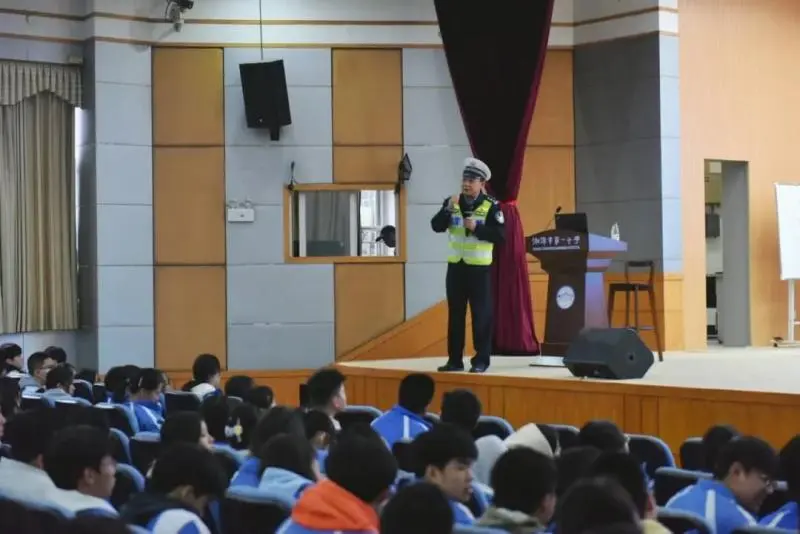 维和警察回潭中母校开讲啦! 维和警察回潭中母校开讲啦!