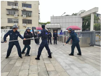 湘潭市一中防恐防暴演练：保安与莲城快警携手筑牢校园安全防线