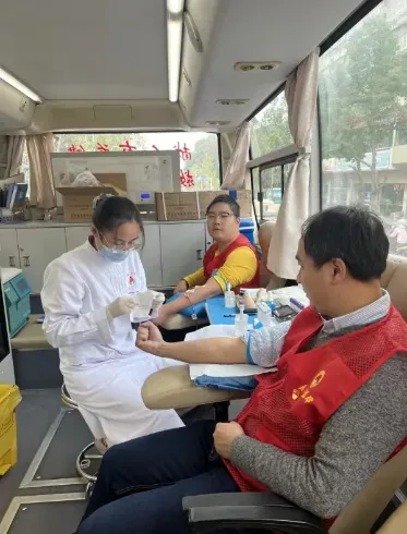 无偿献血践初心 党员带头担使命