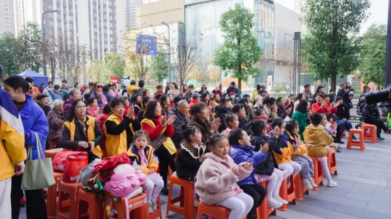 成都银行西北桥支行携手北站社区以文艺汇演助力社区服务升级 成都银行西北桥支行携手北站社区以文艺汇演助力社区服务升级
