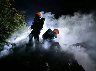云南大理漾濞:杭瑞高速满载32吨西瓜货车起火,消防快速出警处置